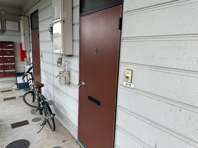 メゾンドマリオ　ドアの塗装を致しました。