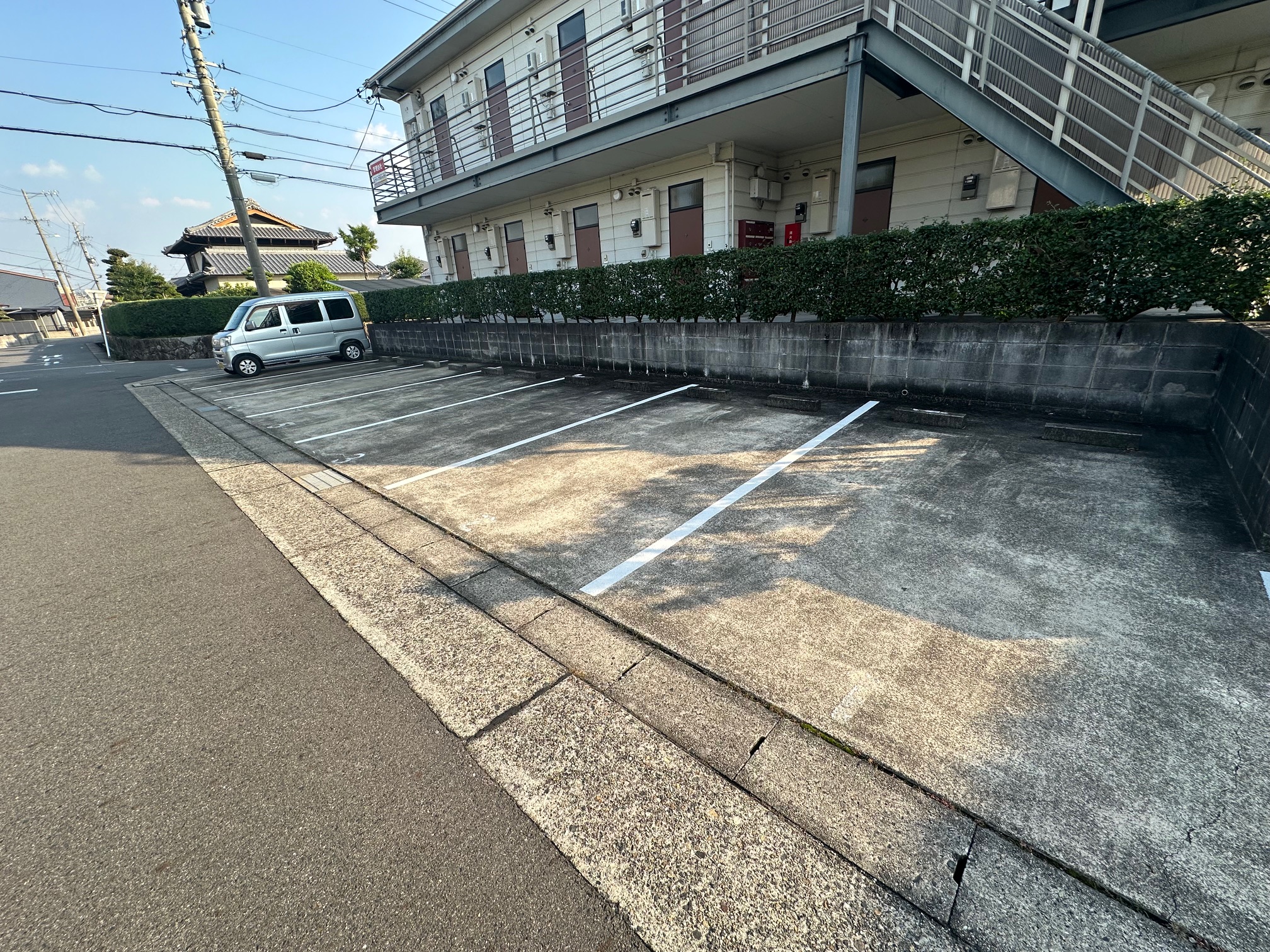 メゾンドマリオとサニーガーデンの駐車場の白線塗装