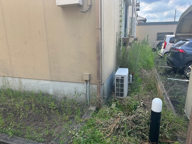 フレグランス松本の草刈りを行いました。