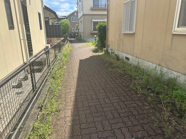 フレグランス松本の草刈りを行いました。