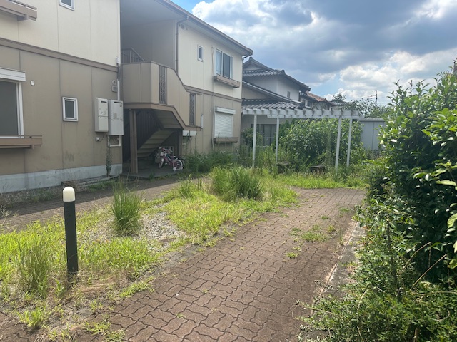 フレグランス松本の草刈りを行いました。