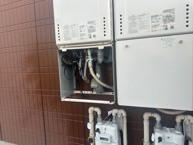 サンハイム高倉の入居前点検で、給湯器の中に蜂の巣があったこと